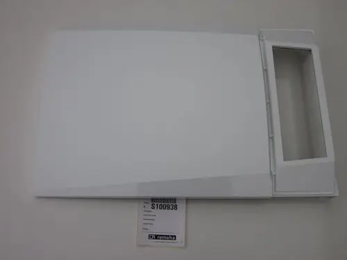 Weißes Frontpanel von Remeha mit rechteckiger Aussparung an der Seite, flach und ohne sichtbare Beschriftungen oder zusätzliche Elemente.